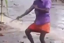 വെള്ളമടിച്ച് കാർ തകർത്ത ശേഷം മദ്യപാനി മാനസാന്തരപ്പെട്ട് 'നല്ലവനായ ഉണ്ണി'യായി; റോഡിൽ നാടകീയ രംഗങ്ങൾ