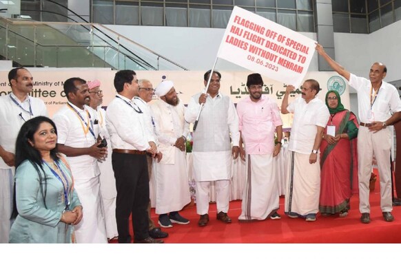  ഹജ്ജിന് വനിതകൾക്ക് മാത്രമായുള്ള ആദ്യ വിമാനം കരിപ്പൂര്‍ നിന്ന് പുറപ്പെട്ടു