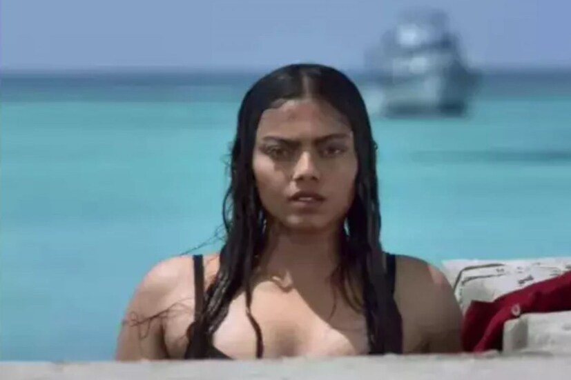  ''നല്ല ഉദ്ദേശത്തോടെ പണം മുടക്കിയ എന്റെ സിനിമയിൽ ആവശ്യമില്ലാത്ത രാഷ്ട്രീയ ശത്രുതകളെ എനിക്ക് ഉണ്ടാക്കി കൊണ്ട് എന്നെ മനപൂർവ്വം ഉപദ്രിവിക്കാൻ ഐഷ ശ്രമിച്ചിരിക്കുന്നു, എന്ന് മനസിലായി. ഇതേ ചൊല്ലിയാണ് ഞാനും സംവിധായികയും തമ്മിലുള്ള സ്വരച്ചേർച്ചയില്ലായ്മ തുടങ്ങിയത് പിന്നീട് നിരന്തരം ഐഷാ സുൽത്താന എന്നെയും എന്റെ ഭർത്താവിനെയും പറ്റി സോഷ്യൽ മീഡിയിലും മാധ്യമങ്ങളിലും വന്ന് ഞങ്ങൾക്കെതിരെ അപവാദങ്ങൾ പറഞ്ഞു കൊണ്ടേ ഇരുന്നു. അപ്പോഴൊന്നും ഞങ്ങൾ തിരിച്ച് പ്രതികരിച്ചില്ല''