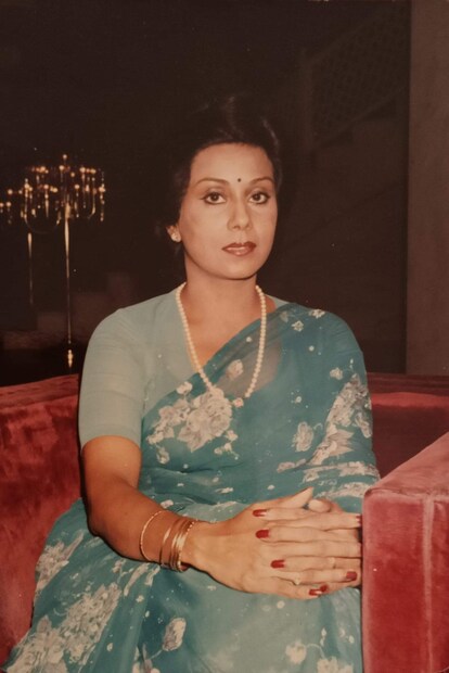 'എന്റെ പ്രിയപ്പെട്ട അമ്മായി, എന്റെ ചാച്ചി, എന്റെ ഗീതു ചിത്തി, ശ്രീമതി ഗീതാഞ്ജലി അയ്യർ ഇന്ന് ഉച്ചകഴിഞ്ഞ് അന്തരിച്ചു. അവർ എനിക്ക് ജീവിതകാലം മുഴുവൻ സ്നേഹവും വാത്സല്യവും ബുദ്ധിപരമായ ഉപദേശവും നൽകി. അത് അസ്തമിച്ചിട്ടില്ല, പക്ഷേ ആളുകൾ ആദരാഞ്ജലികൾ പ്രസിദ്ധീകരിക്കാൻ ആഗ്രഹിക്കുന്നതിനാൽ അവളുടെ എല്ലാ സൗന്ദര്യവും അടങ്ങുന്ന ഈ ഫോട്ടോകൾ പോസ്റ്റ് ചെയ്യുന്നു. അവരെ എല്ലാവരും ഇങ്ങനെ ഓർക്കണം', സുരന്യ അയ്യർ കുറിച്ചു.