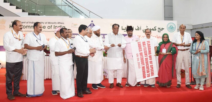  ഈ വര്‍ഷത്തെ ഹജ്ജ് തീർഥാടനത്തിന് സംസ്ഥാനത്തു നിന്നും വനിതാ യാത്രികർക്ക് (ലേഡീസ് വിത്തൗട്ട് മെഹറം) മാത്രയായുള്ള ആദ്യ വിമാനം കരിപ്പൂര്‍ വിമാനത്താവളത്തില്‍ കേന്ദ്ര ന്യൂനപക്ഷ കാര്യ സഹമന്ത്രി ജോണ്‍ ബര്‍ല ഫ്ലാഗ് ഓഫ് ചെയ്തു.