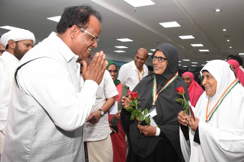  സ്ത്രീ ശാക്തീകരണ രംഗത്തെ രാജ്യത്തെ മികച്ച കാല്‍വെപ്പാണ് വനിതാ തീര്‍ത്ഥാടകരെ മാത്രം വഹിച്ചുള്ള ഈ യാത്രയെന്ന് കേന്ദ്ര മന്ത്രി പ്രസംഗത്തില്‍ പറഞ്ഞു. രാജ്യത്തിന്റെ നന്മയ്ക്കും സുരക്ഷയ്ക്കും വേണ്ടി ഹജ്ജ് വേളയില്‍ പ്രാര്‍ത്ഥിക്കണമെന്നും കേന്ദ്ര മന്ത്രി തീര്‍ത്ഥാടകരോട് ആവശ്യപ്പെട്ടു.