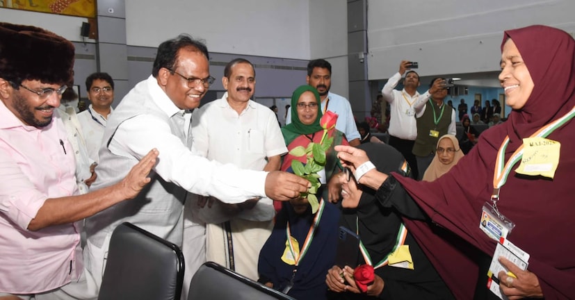  എയര്‍ ഇന്ത്യുയുടെ IX 3025 നമ്പര്‍ വിമാനമാണ് വനിതാ തീര്‍ത്ഥാടകരെയും വഹിച്ച് വൈകീട്ട് 6.45 ന് പുറപ്പെട്ടത്.