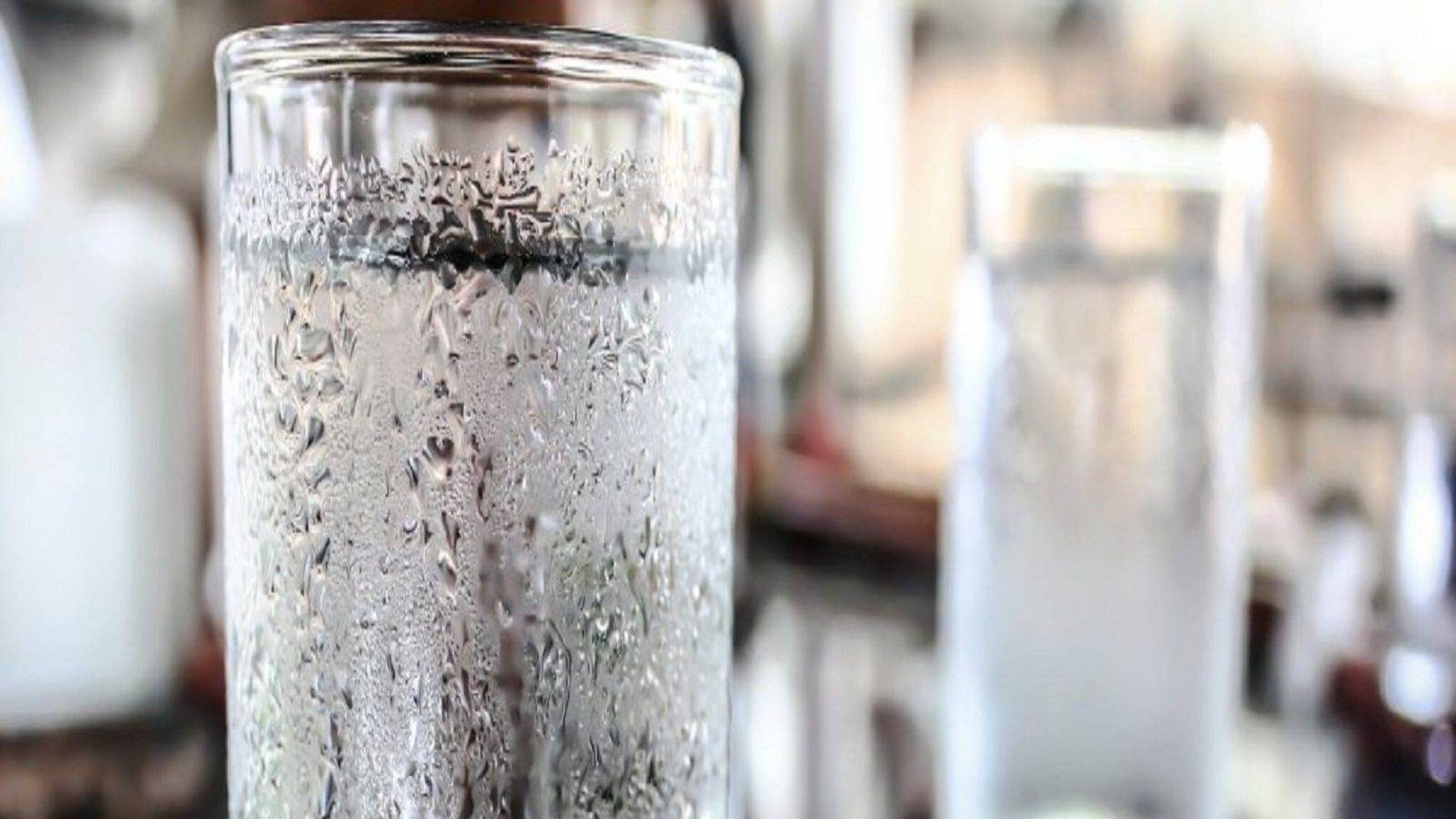 ഫ്രിഡ്ജിൽ വച്ചു തണുപ്പിച്ച വെള്ളം കുടിക്കാറുണ്ടോ? എങ്കിൽ ഇക്കാര്യങ്ങൾ ശ്രദ്ധിക്കൂ