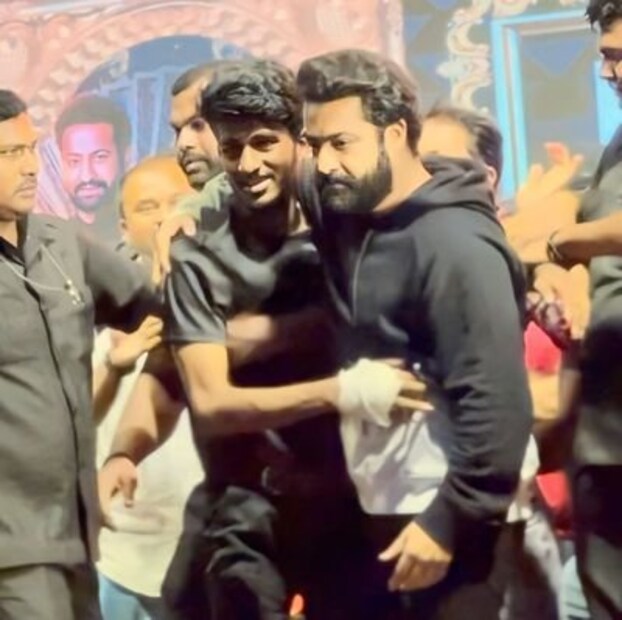  “ശ്യാമിന്റെ മരണം വളരെ വേദനാജനകമാണ്. ശ്യാമിന്റെ കുടുംബത്തെ അനുശോചനം അറിയിക്കുന്നു. ഏത് സാഹചര്യത്തിലാണ് അദ്ദേഹം മരിച്ചത് എന്ന് അറിയാത്തത് എല്ലാവരേയും വല്ലാത്ത മാനസികാവസ്ഥയിലെത്തിച്ചിരിക്കുകയാണ്. വിഷയം ഉടൻ അന്വേഷിക്കാൻ സർക്കാർ ഉദ്യോഗസ്ഥരോട് ഞാൻ അഭ്യർത്ഥിക്കുന്നു," തെലുങ്കിലുള്ള പ്രസ്താവനയിൽ താരം അഭ്യർത്ഥിക്കുന്നു.