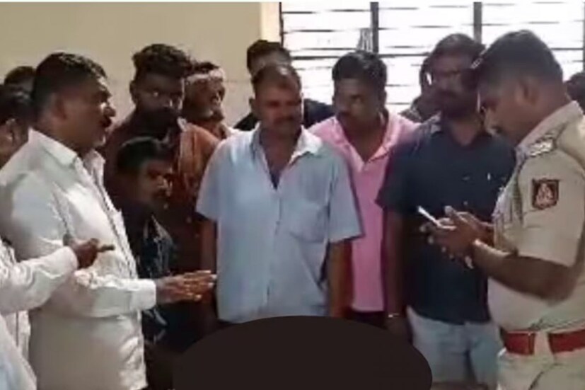  സംഭവം ഇങ്ങനെ- ഈ മാസം ഒൻപതിനാണ് നിംഗരാജിനെ വീട്ടിൽ മരിച്ചനിലയിൽ കണ്ടെത്തിയത്. ടെറസിൽനിന്ന് വീണാണ് ഭർത്താവ് മരിച്ചതെന്നാണ് കാവ്യ പറഞ്ഞിരുന്നത്. എന്നാൽ സംശയം തോന്നിയ നിംഗരാജിന്റെ അമ്മ പൊലീസിൽ പരാതി നൽകുകയായിരുന്നു. തുടർന്ന് നടത്തിയ അന്വേഷണത്തിലാണ് കൊലപാതകവിവരം പുറത്തുവരുന്നത്. ബിരേഷ് എന്ന യുവാവുമായി ചേർന്നാണ് കാവ്യ കൊലപാതകം നടത്തിയതെന്നും പൊലീസ് കണ്ടെത്തി.