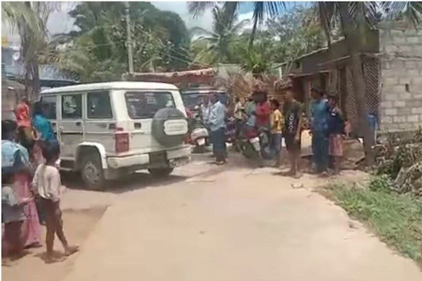  കാവ്യയും ബിരേഷും മൂന്നു മാസത്തിലേറെയായി പ്രണയത്തിലായിരുന്നു. ഇരുവരും കഴിഞ്ഞ മാസം ഒളിച്ചോടി പോയിരുന്നു. എന്നാൽ ഗ്രാമവാസികൾ ചേർന്ന് ഇരുവരെയും പിടികൂടി. പിന്നീട് നാട്ടുകൂട്ടം ചേര്‍ന്ന് ബിരേഷുമായുള്ള ബന്ധം അവസാനിപ്പിക്കണമെന്നു കാവ്യയ്ക്കു നിർദേശം നൽകി. പഞ്ചായത്ത് അംഗങ്ങളുടെ നിർബന്ധത്തെ തുടർന്നു കാവ്യയെ തിരികെ സ്വീകരിക്കാൻ നിംഗരാജ തയാറാകുകയും ചെയ്തു.