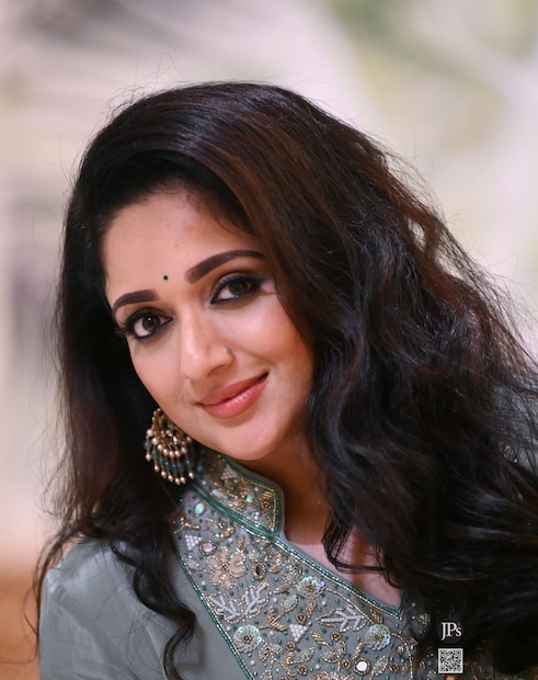  ഏറ്റവും ഒടുവിൽ ദുബായിൽ നടന്ന വിവാഹച്ചടങ്ങിൽ കാവ്യാ മാധവൻ ഭർത്താവ് ദിലീപിനും മകൾ മഹാലക്ഷ്മിക്കുമൊപ്പം പങ്കെടുത്തിരുന്നു. അന്നും ജയപ്രകാശിന്റെ ക്യാമറയിൽ താര കുടുംബത്തിന്റെ ചില ചിത്രങ്ങൾ പതിഞ്ഞു. മോഹൻലാലിൻറെ ഒപ്പം നിൽക്കുന്ന ചിത്രങ്ങളും ഉൾപ്പെടും. അതേസമയം തന്നെ വർഷങ്ങൾക്ക് മുൻപ് മാസികയ്ക്ക് വേണ്ടി കാവ്യയുടെ ചിത്രങ്ങൾ എടുക്കാൻ പോയ ഓർമകളും ജയപ്രകാശിന്റെ മനസിലുണ്ട് (തുടർന്ന് വായിക്കുക)