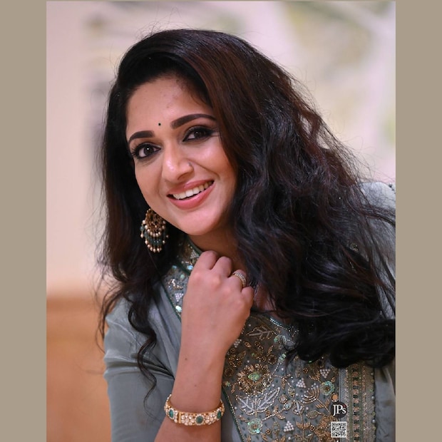  'പൂക്കാലം വരവായി' സിനിമയിൽ കുട്ടിക്കൂട്ടത്തിന്റെ ഇടയിൽ ഒരു പൂമ്പാറ്റയെപ്പോലെ തുള്ളിക്കളിച്ച നടിയാണ് ബാലതാരമായിരുന്ന കാവ്യാ മാധവൻ. ഇന്ന് ഏതാണ്ട് അതെ പ്രായത്തിൽ കാവ്യക്കൊരു മകളുണ്ട്. പിന്നെ വെണ്ണിലാ ചന്ദനക്കിണ്ണം... പാടി വന്ന പാവാടക്കാരിയായ കുട്ടിയായി കാവ്യ. അന്ന് മുതൽ ഇന്നുവരെ കാവ്യാ മാധവൻ എന്ന നടിയെ ക്യാമറാ കണ്ണുകളിൽ ആക്കാൻ കഴിഞ്ഞ ചാരിതാർഥ്യമുള്ള ഫോട്ടോഗ്രാഫറാണ് ജയപ്രകാശ് പയ്യന്നൂർ