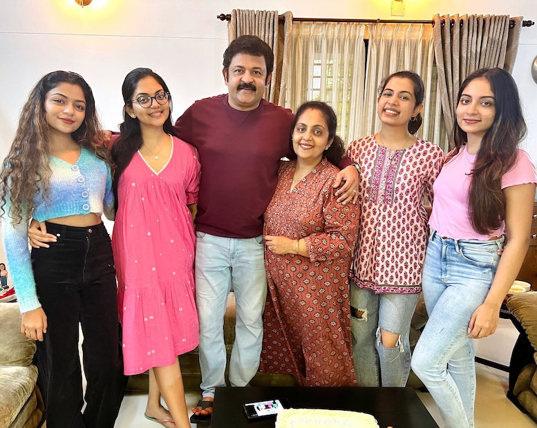  ഇനി വേണം എല്ലാം കാണാൻ എന്ന് അഹാന. കണ്ടു കഴിഞ്ഞാൽ പ്രതികരിക്കുമോ എന്ന് ചോദിച്ചതും, തന്റെ പ്രതികരണം കൊണ്ട് എന്തെങ്കിലും വ്യത്യാസം ഉണ്ടാകും എന്ന് തോന്നുന്നില്ല എന്ന് അഹാന മറുപടി നൽകി