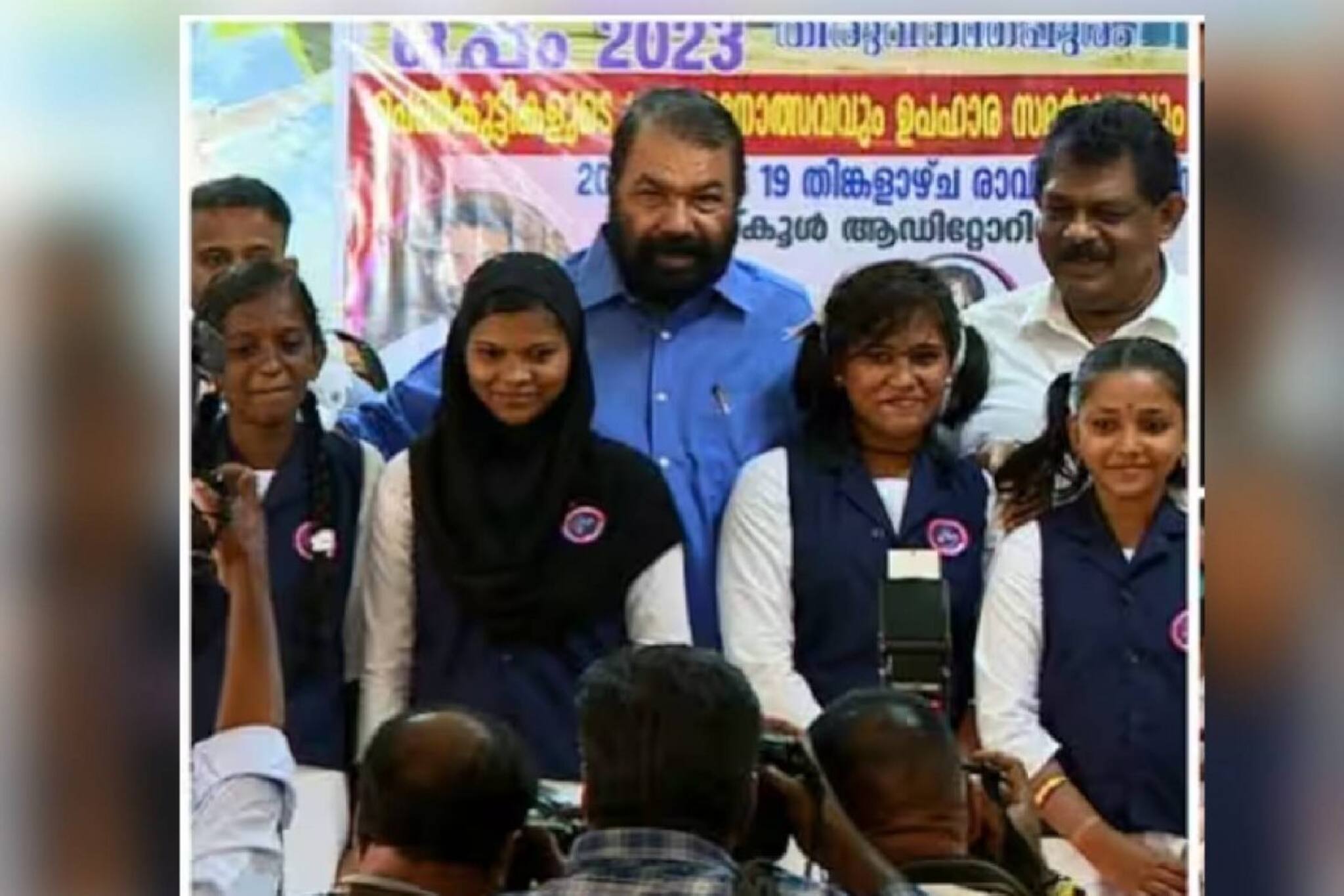 ആണും പെണ്ണും ഒരുമിച്ചിരുന്ന് പഠിക്കട്ടെ; സംസ്ഥാനത്തെ 32 സ്കൂളൂകള്‍ ഇനി മുതല്‍ മിക്സഡ്