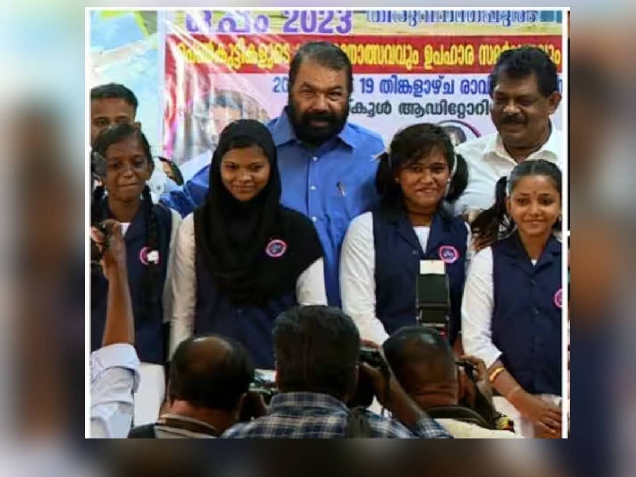 ആണും പെണ്ണും ഒരുമിച്ചിരുന്ന് പഠിക്കട്ടെ; സംസ്ഥാനത്തെ 32 സ്കൂളൂകള്‍ ഇനി മുതല്‍ മിക്സഡ്