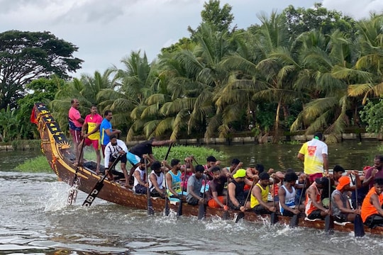 ഓളപ്പരപ്പിന് തീപിടിച്ച് ജലരാജാക്കന്മാരുടെ പോരാട്ടം; കുട്ടനാടിനെ