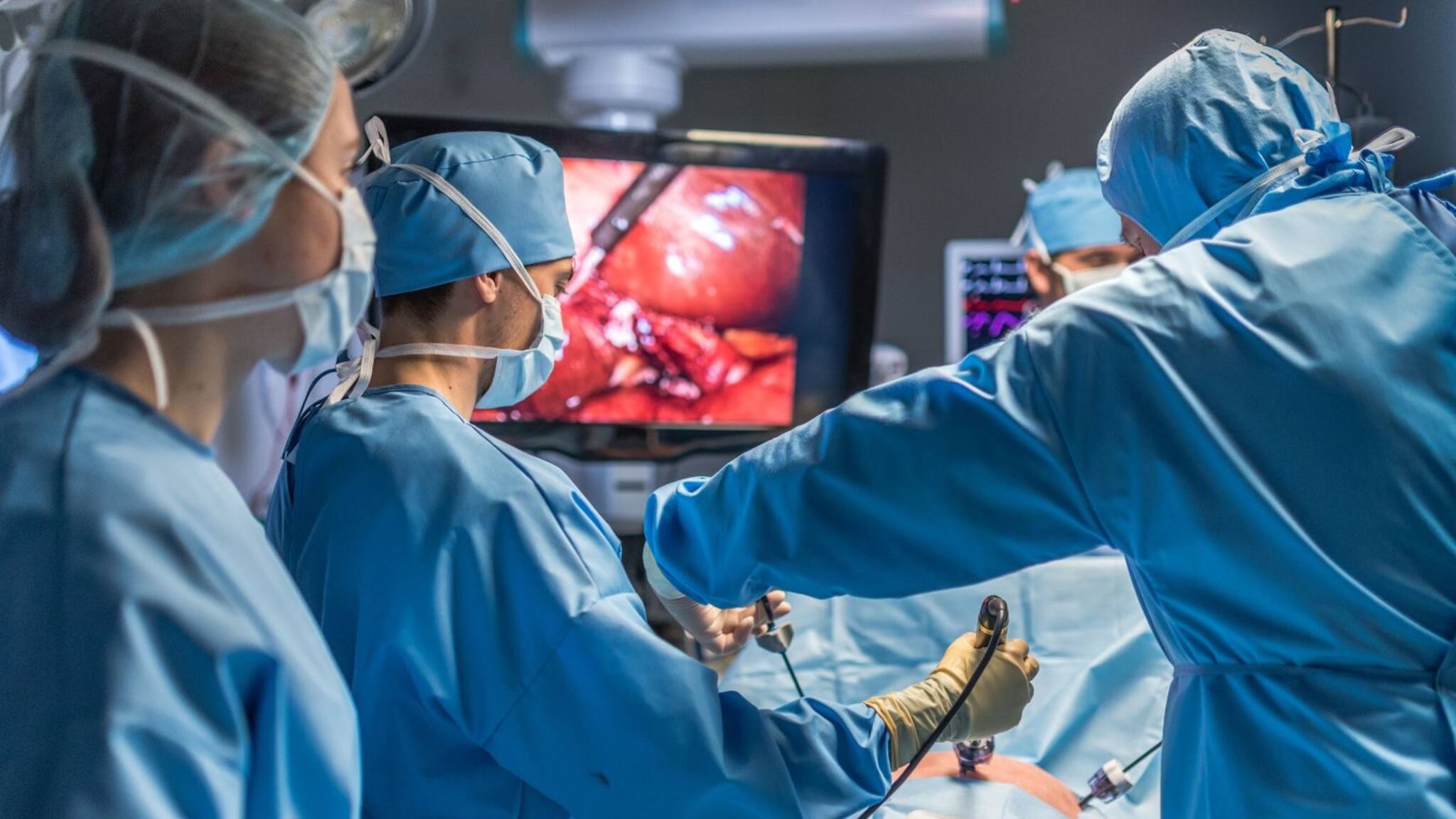 ഓപ്പറേഷൻ തിയേറ്ററിൽ ശിരസ്സും കൈകളും പൂർണമായി മറയ്ക്കുന്ന വസ്ത്രം ധരിക്കാൻ 7 മെഡിക്കൽ വിദ്യാർത്ഥിനികള്‍ അനുമതി തേടി