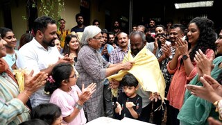 പാണ്ഡ്യനെ പൊന്നാടയണിയിച്ച് ആദരിക്കുന്ന സംവിധായകൻ കമൽ