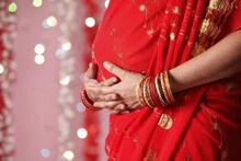 21 വയസുള്ള അവിവാഹിത ഗർഭിണിയായി; കുഞ്ഞിന്റെ അച്ഛൻ ആരെന്നു പറയാത്തതിന് അമ്മയും സഹോദരനും ചേർന്ന് യുവതിയെ തീകൊളുത്തി