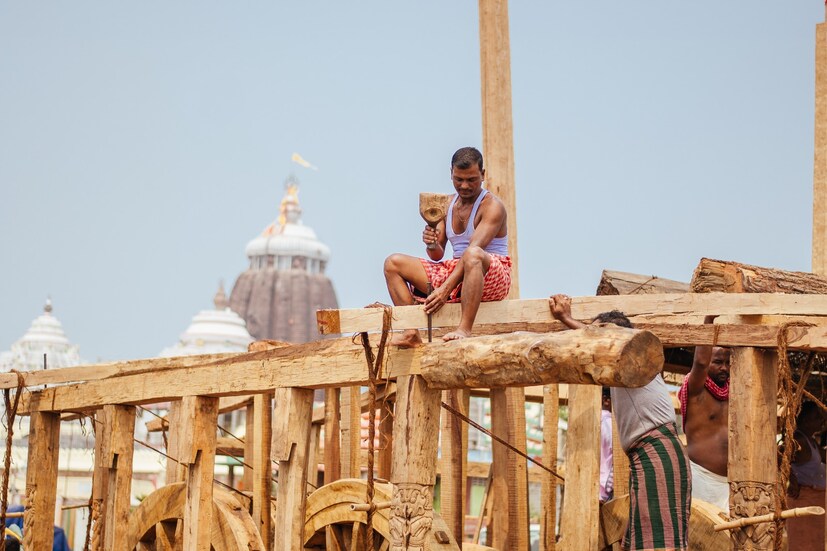  രഥങ്ങൾ ചലിക്കുന്ന ക്ഷേത്രങ്ങൾ പോലെയാണ് കാണപ്പെടുന്നത്. നന്ദിഘോഷ് രഥത്തിന് (ജഗന്നാഥന്റെ രഥം) 33 മുഴം ഉയരമുണ്ട്. 16 ചക്രങ്ങളുള്ള ഈ രഥം 832 മരക്കഷണങ്ങൾ കൊണ്ടാണ് നിർമിക്കുന്നത്. സുഭദ്രാ ദേവിയുടെ ദർപദലന രഥത്തിന് 31 മുഴം ഉയരമുണ്ട്.