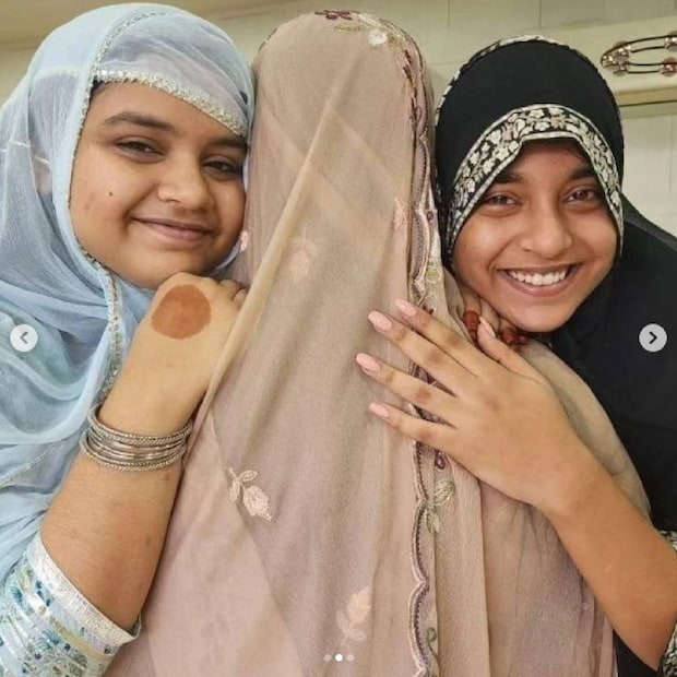  രണ്ടു പെൺമക്കളെ പരസഹായമില്ലാതെ വളർത്തിയ പിതാവിന് ഒരു കൂട്ടുവേണം എന്ന തോന്നലിലാണ് ബിഗ് ബോസ് താരം സുമ്പുൽ തൗഖീർ (Sumbul Touqeer) അദ്ദേഹത്തെ വീണ്ടും വിവാഹം കഴിപ്പിക്കാൻ ആഗ്രഹിച്ചത്. പിതാവിന് അതിനോട് വിയോജിപ്പ് ഉണ്ടായിരുന്നെങ്കിലും, മകൾ അച്ഛനെ പറഞ്ഞ് സമ്മതിപ്പിച്ചു. ഒപ്പം വല്യച്ഛന്റെ പിന്തുണയും കൂടി കിട്ടി. ഈ ഈദിനു തങ്ങളെ പുതിയ ഉമ്മച്ചിയെ പരിചയപ്പെടുത്തുകയാണ് സുമ്പുൽ