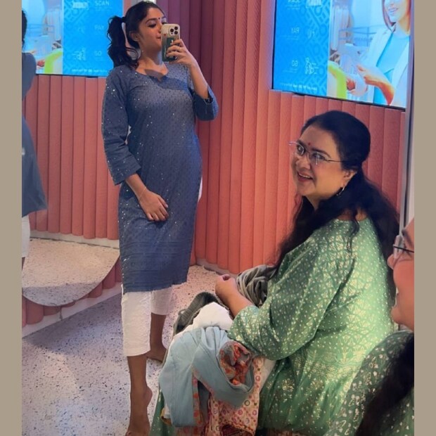  ദാവണിക്കാരിയായി മലയാള സിനിമയിൽ പ്രേക്ഷകർ കണ്ടു തുടങ്ങിയ ഉർവശി ഇന്ന് ദാവണി പ്രായത്തിലെ മകളുടെയും സ്കൂൾ വിദ്യാർത്ഥിയായ മകന്റെയും അമ്മയാണ്. കുറച്ചു ദിവസങ്ങൾക്ക് മുൻപ് ഉർവശി ഇൻസ്റ്റഗ്രാമിൽ ഔദ്യോഗിക അക്കൗണ്ട് തുറന്നത് എങ്ങും വാർത്തയായി മാറിയിരുന്നു. ഉർവശി ശിവപ്രസാദ് എന്നാണ് അക്കൗണ്ടിന് പേര് നൽകിയിട്ടുള്ളത്. ആദ്യ പോസ്റ്റ് ഭർത്താവ് ശിവകുമാറിനും മകനുമൊപ്പമായിരുന്നു