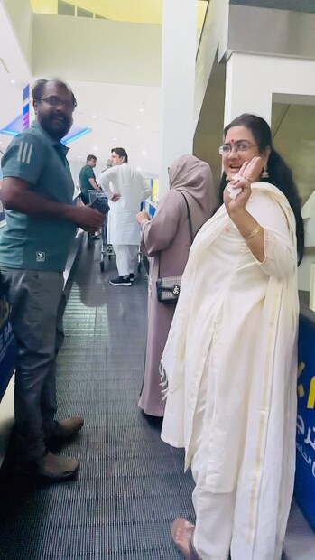  'അച്ചുവിന്റെ അമ്മയിലൂടെ' അഭിനയജീവിതത്തിലേക്ക് മടങ്ങിവന്ന ഉർവശി ഇപ്പോൾ സിനിമയിലെ സജീവ സാന്നിധ്യമാണ്. അമ്മ വേഷങ്ങളാണ് കൂടുതലും. അനായാസമായി കോമഡി ചെയ്യാൻ ഉർവശിക്ക് തന്റേതായ ഒരു സ്റ്റൈൽ ഉണ്ട്. അടുത്തിടെ റിലീസ് ചെയ്ത 'ചാൾസ് എന്റർപ്രൈസസ്' ആണ് ഏറ്റവും പുതിയ ചിത്രം
