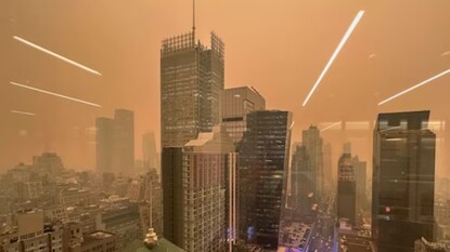 മൂടൽമഞ്ഞിലും പുകയിലും മാൻഹട്ടൻ മൂടപ്പെട്ടിരിക്കുന്നതിനിടെ ടൈംസ് സ്ക്വയറിലെ ഒരു ഓഫീസ് കെട്ടിടത്തിന്റെ ജനാലയിൽ പ്രകാശം പ്രതിഫലിക്കുന്ന ദൃശ്യം. (REUTERS/Maye-E Wong) മൂടൽമഞ്ഞിലും പുകയിലും മാൻഹട്ടൻ മൂടപ്പെട്ടിരിക്കുന്നതിനിടെ ടൈംസ് സ്ക്വയറിലെ ഒരു ഓഫീസ് കെട്ടിടത്തിന്റെ ജനാലയിൽ പ്രകാശം പ്രതിഫലിക്കുന്ന ദൃശ്യം. (REUTERS/Maye-E Wong)