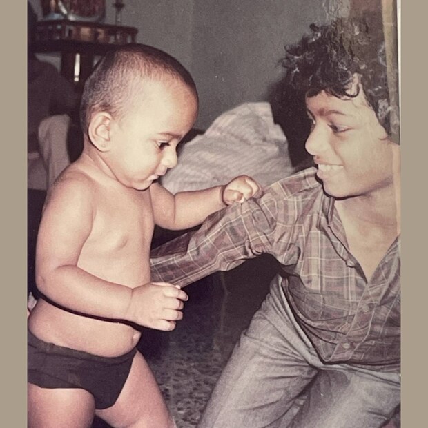  ഇന്ന് നടൻ ദളപതി വിജയ്ക്ക് (Thapalathy Vijay) ജന്മദിനം. നടൻ ദളപതി വിജയ്‌യെ അണ്ണാ എന്ന് വിളിക്കാൻ അദ്ദേഹത്തിന്റെ ഓരോ ആരാധകനും അവകാശമുണ്ട്. വിജയ് നായകനായ സിനിമകൾ ഇറങ്ങുമ്പോൾ പോലും 'അണ്ണന്റെ' പടം ഇറങ്ങി എന്ന ആവേശവുമായാകും ഓരോ ആരാധകനും ആരാധികയും തിയേറ്ററുകളിൽ എത്തുക. കേരളത്തിൽ തന്നെ പുരുഷ, വനിതാ ആരാധികാ ക്ളബ്ബുകളുള്ള തമിഴ് നടൻ എന്ന നിലയിലും വിജയ് പ്രശസ്തനാണ്. പക്ഷെ ഈ ഫോട്ടോയിൽ കാണുന്നയാൾ രക്തബന്ധം വഴി വിജയ്‌യെ അണ്ണാ എന്ന് വിളിക്കാൻ അധികാരമുള്ള നടനാണ്