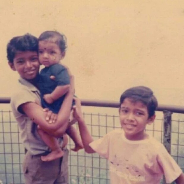  ഈ കുട്ടിക്കാല ചിത്രത്തിൽ വിജയ്‌യുടെ കയ്യിലിരിക്കുന്ന കുഞ്ഞിന് പ്രായം വെറും ആറു മാസം മാത്രം. ആ കുഞ്ഞാണ് മുകളിലെ ചിത്രത്തിലും. ഇരുവരും സിനിമയിലും ഉണ്ടെന്നതാണ് ഈ സഹോദരങ്ങളുടെ പ്രത്യേകത (തുടർന്ന് വായിക്കുക)