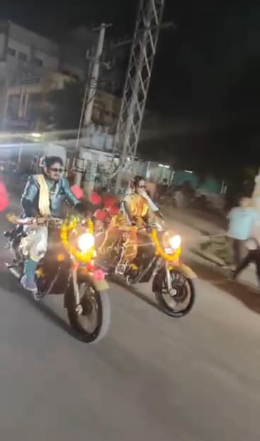  ഈ റിസപ്ഷന്‍ വേദിയിലേക്കാണ് ഇരുവരും രണ്ട് റോയല്‍ എന്‍ഫീല്‍ഡ് ബുള്ളറ്റ് ഓടിച്ചെത്തിയത്. പൂക്കള്‍ കൊണ്ട് അലങ്കരിച്ച ബൈക്കുകളിലാണ് ഇരുവരും എത്തിയത്. ബന്ധുക്കളും സുഹൃത്തുക്കളും പൂക്കള്‍ എറിഞ്ഞാണ് ഇവരെ സ്വീകരിച്ചത്.