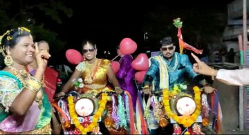 വിവാഹ വേദിയിലേക്ക് ബുള്ളറ്റ് ഓടിച്ച് നവദമ്പതികളുടെ മാസ് എൻട്രി; കയ്യടിച്ച് സോഷ്യല് മീഡിയ വിവാഹ വേദിയിലേക്ക് ബുള്ളറ്റ് ഓടിച്ച് നവദമ്പതികളുടെ മാസ് എൻട്രി; കയ്യടിച്ച് സോഷ്യല് മീഡിയ