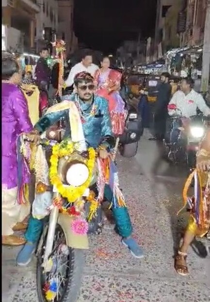  നഗരത്തിലൂടെ ബൈക്കോടിച്ച ശേഷമാണ് ഇരുവരും വിവാഹവേദിയിലെത്തിയത്. ജനങ്ങള്‍ ഇവരെ അദ്ഭുതത്തോടെ നോക്കുന്ന വീഡിയോയും സോഷ്യല്‍ മീഡിയയില്‍ പ്രചരിച്ചിരുന്നു. നിരവധി പേരാണ് നവദമ്പതികളുടെ ഈ മാസ് എന്‍ട്രിയെ അഭിനന്ദിച്ച് രംഗത്തെത്തിയത്.