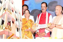 ഗുണ്ടാത്തലവൻ അതിഖ് അഹമ്മദിൻ്റെ കണ്ടുകെട്ടിയ ഭൂമിയില്‍ പാവങ്ങൾക്ക് 76 ഫ്‌ളാറ്റ്; താക്കോല്‍ കൈമാറി യോഗി