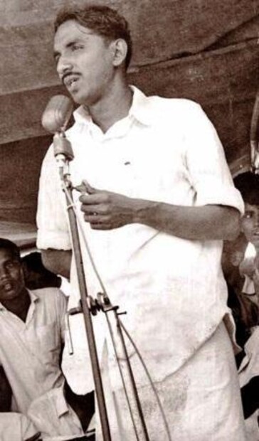  ഇതിനിടയിൽ രാഷ്ട്രീയ വിവാദങ്ങളും പ്രതിസന്ധികളും ആരോപണങ്ങളും അദ്ദേഹത്തിനൊപ്പമുണ്ട്. രാഷ്ട്രീയത്തിൽ കടുത്ത വിയോജിപ്പുകൾ പ്രകടിപ്പിക്കുകയും ആരോപണങ്ങളും വിമർശനങ്ങളും ഉന്നയിച്ചവർ പോലും ഉമ്മൻചാണ്ടിയെന്ന മനുഷ്യനെ തള്ളിപ്പറയുന്നില്ല എന്നതാണ് ശ്രദ്ധേയം.