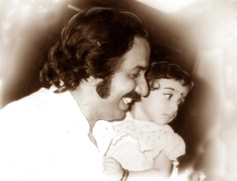  ആമുഖം ആവശ്യമില്ലാത്ത കേരള രാഷ്ട്രീയത്തിലെ അതികായനാണ് ഉമ്മൻ ചാണ്ടി. ചീകിയൊതുക്കാതെ അലസമായി കിടക്കുന്ന മുടി, അയഞ്ഞ ഖദർ ഷർട്ട് , ചുറ്റും അനുയായികൾ ഉമ്മൻ ചാണ്ടിയെന്ന രാഷ്ട്രീയ നേതാവ് മലയാളിയുടെ മനസ്സിൽ പതിഞ്ഞത് ഈ രൂപത്തിലായിരുന്നു.