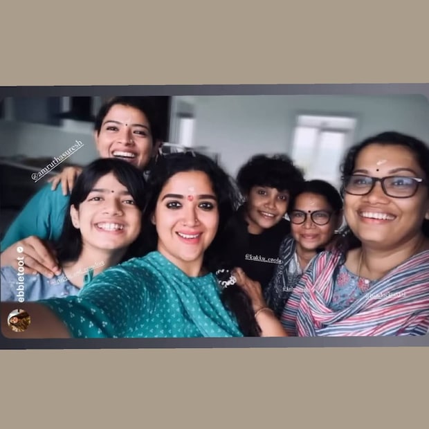  വിമർശനങ്ങൾ അതിരു വിട്ടപ്പോൾ അമൃത നിശ്ശബ്ദയായിരുന്നു എങ്കിലും അനുജത്തി അഭിരാമി പ്രതികരിച്ചു. ഫോട്ടോ പോസ്റ്റിനു താഴെ വന്ന പല കമന്റുകൾക്കും അഭിരാമി രോഷാകുലയായി പ്രതികരിച്ചു. അമൃത തന്നെ അനുജത്തിയെ പിന്തിരിപ്പിക്കാൻ ഇടപെടേണ്ടി വന്നു. ഒടുവിൽ കമന്റ് സെക്ഷൻ ക്ലോസ് ചെയ്യുകയായിരുന്നു
