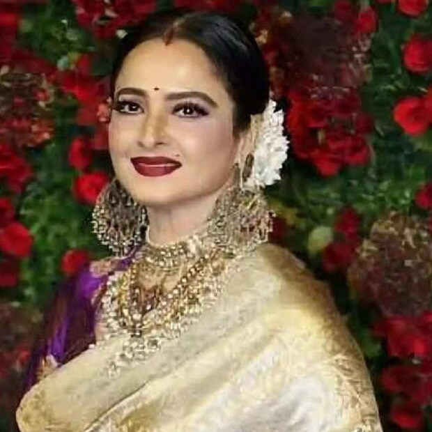  രേഖയുടെ ഭർത്താവ് ജീവിതം അവസാനിപ്പിച്ചതിന് കാരണം ഫർസാനയാണെന്ന് നടിയുടെ ജീവചരിത്രം അവകാശപ്പെടുന്നു, എന്നാൽ തന്റെ ആത്മഹത്യാ കുറിപ്പിൽ മുകേഷ് ആരെയും കുറ്റപ്പെടുത്തിയിട്ടില്ലെന്നും പുസ്തകം ഉദ്ധരിച്ചു