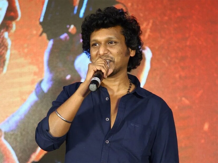  ആള്‍ക്കൂട്ടത്തിനിടയില്‍ ഒരു ചെറിയ പരിക്ക് കാരണം എനിക്ക് മറ്റ് രണ്ട് വേദികളിലും പത്രസമ്മേളനത്തിലും എത്താന്‍ കഴിഞ്ഞില്ല. കേരളത്തില്‍ നിങ്ങളെ എല്ലാവരെയും കാണാന്‍ ഞാന്‍ തീര്‍ച്ചയായും മടങ്ങിവരും. അതുവരെ അതേ സ്‌നേഹത്തോടെ ലിയോ ആസ്വദിക്കുന്നത് തുടരുക ലോകേഷ് കനകരാജ് എക്‌സില്‍ കുറിച്ചു.