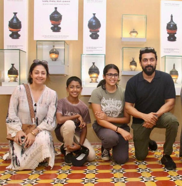  സൂര്യയും ജ്യോതികയും വിവാഹത്തെ കുറിച്ച് പറയുന്നതിന് മുമ്പ് തന്നെ എആർ റഹ്മാൻ ഇക്കാര്യം മനസ്സിലാക്കിയിരുന്നു. മാത്രമല്ല, സില്ലുനു ഒരു കാതലിൽ താൻ സംഗീതം നൽകിയ ഒരു ഗാനം ഇരുവർക്കുമുള്ള വിവാഹ സമ്മാനമാണെന്നു വരെ അന്ന് റഹ്മാൻ പറഞ്ഞു.