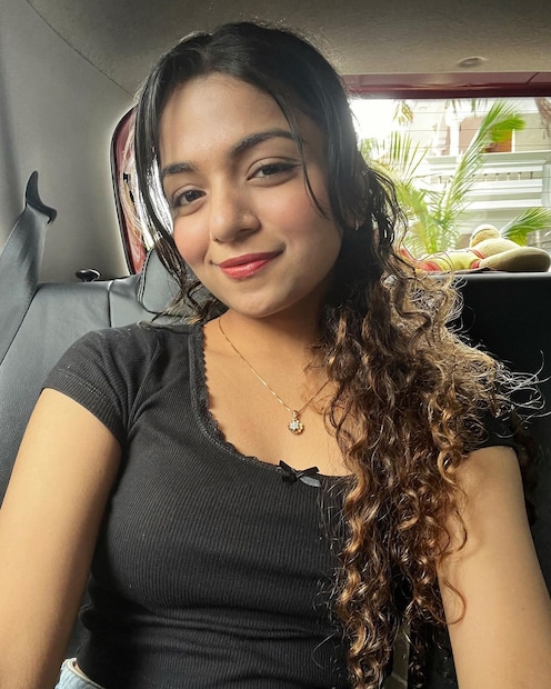  ഹൻസിക ഇനി കോളേജ് വിദ്യാർത്ഥിനിയാണ്. കോളേജിലെ ആദ്യദിനത്തെക്കുറിച്ചാണ് ഹൻസികയുടെ ഏറ്റവും പുതിയ പോസ്റ്റ്. കോളേജിൽ പോയിത്തുടങ്ങി