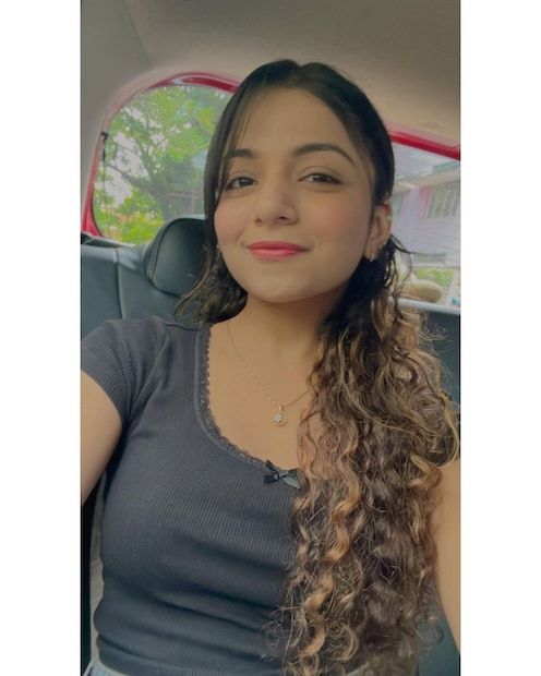  തിരുവനന്തപുരത്തെ മാർ ഇവാനിയോസ് കോളേജ് ആണെന്നും, വിഷയം കമ്മ്യൂണിക്കേറ്റീവ് ഇംഗ്ലീഷ് ആണെന്നും ചില കമന്റുകളിൽ കാണാം. ഇവിടെയാണ് ഹൻസികയുടെ ചേച്ചിമാരായ ദിയ, ഇഷാനി എന്നിവരും പഠിച്ചത്