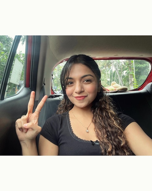 ഹൻസികയുടെ ആരാധകർ കൂടുതൽ വിശേഷം അറിയാൻ കാത്തിരിപ്പാണ്. ഏതു കോളേജ് ഏതു കോഴ്സ് എന്നൊക്കെ പലരും ചോദിച്ചു തുടങ്ങി. അതിന് ഹൻസിക നേരിട്ട് മറുപടി നൽകിയില്ലെങ്കിലും മറ്റു ചിലർ കമന്റ് ചെയ്തിട്ടുണ്ട്