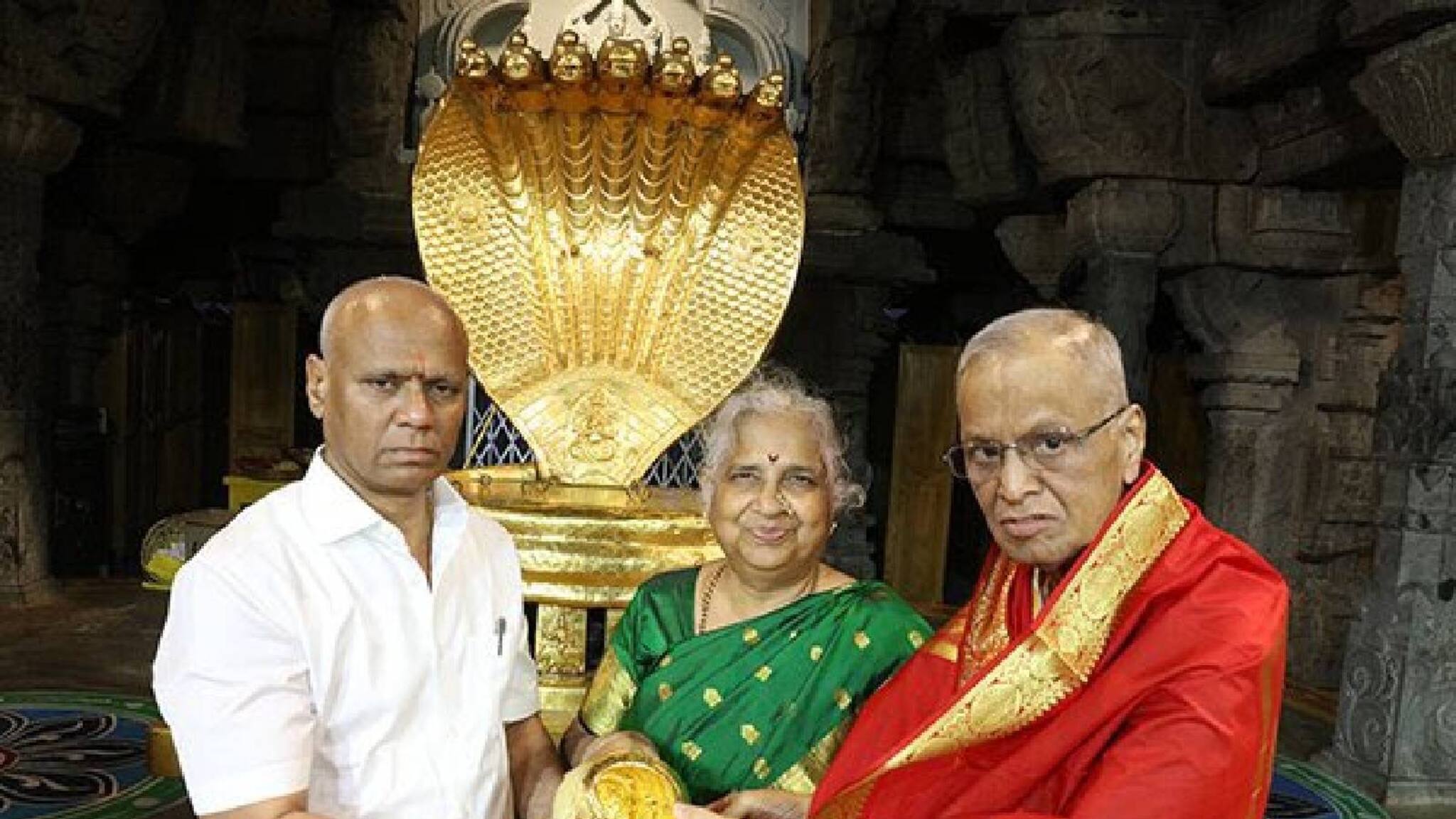 തിരുപ്പതി ഭഗവാന് സ്വർണ്ണ ശംഖും ആമയുടെ വിഗ്രഹവും സമർപ്പിച്ച് നാരായണ മൂർത്തിയും ഭാര്യ സുധാ മൂർത്തിയും