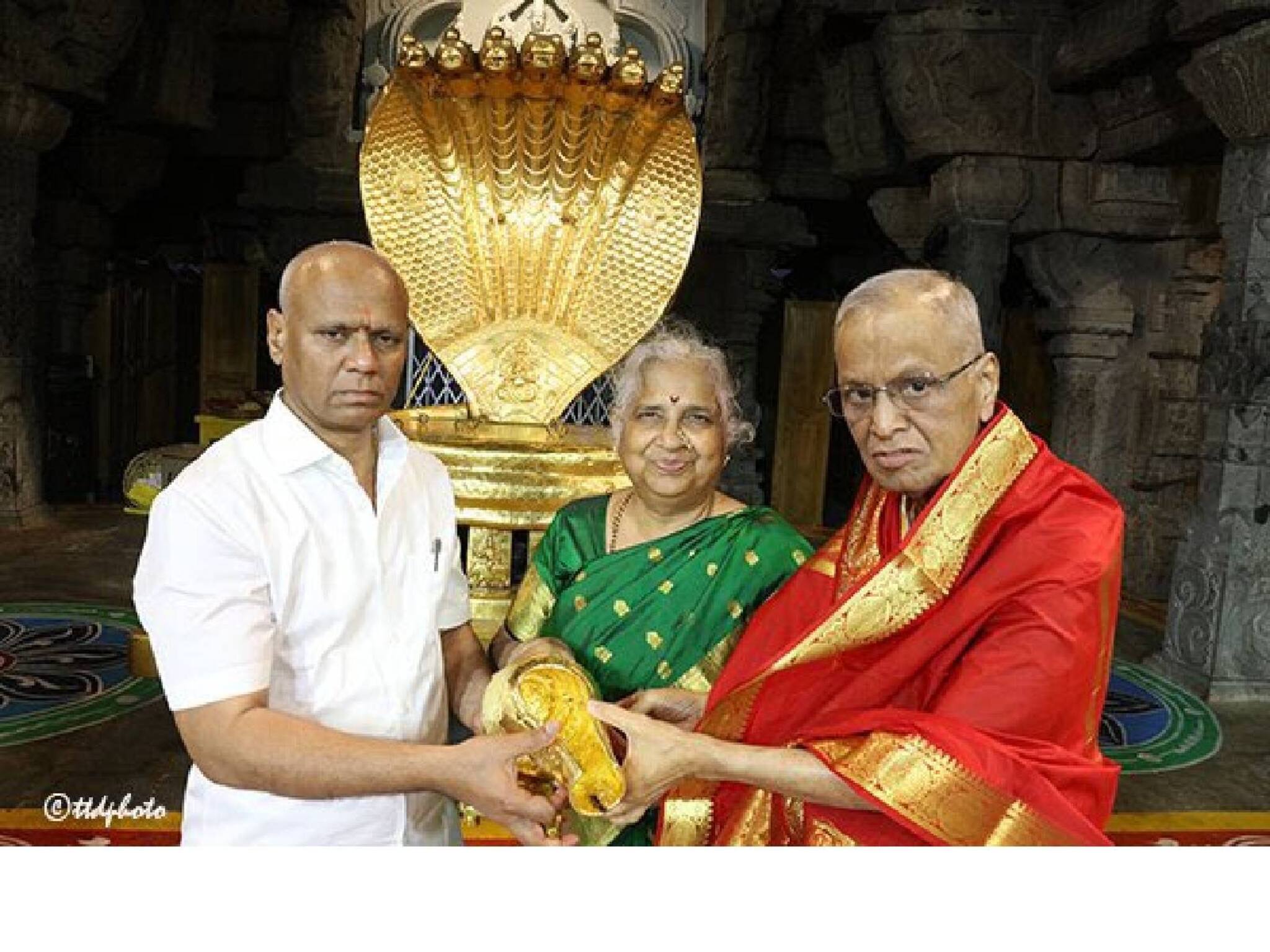തിരുപ്പതി ഭഗവാന് സ്വർണ്ണ ശംഖും ആമയുടെ വിഗ്രഹവും സമർപ്പിച്ച് നാരായണ മൂർത്തിയും ഭാര്യ സുധാ മൂർത്തിയും