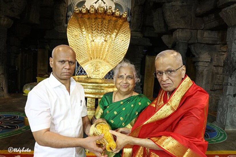  ഇൻഫോസിസ് സ്ഥാപകൻ നാരായണ മൂർത്തിയും ഭാര്യ  സുധാ മൂർത്തിയും തിരുപ്പതി ഭഗവാന് സ്വർണ്ണ ശംഖ് സ്വർണ്ണ ആമയുടെ വിഗ്രഹം എന്നിവ സമർപ്പിക്കുകയും ഉദാരമായ സംഭാവന നൽകുകയും ചെയ്തു. ഇവ ക്ഷേത്രത്തിലെ വിഗ്രഹങ്ങളുടെ ശുദ്ധീകരണത്തിനായി ഉപയോഗിക്കും.