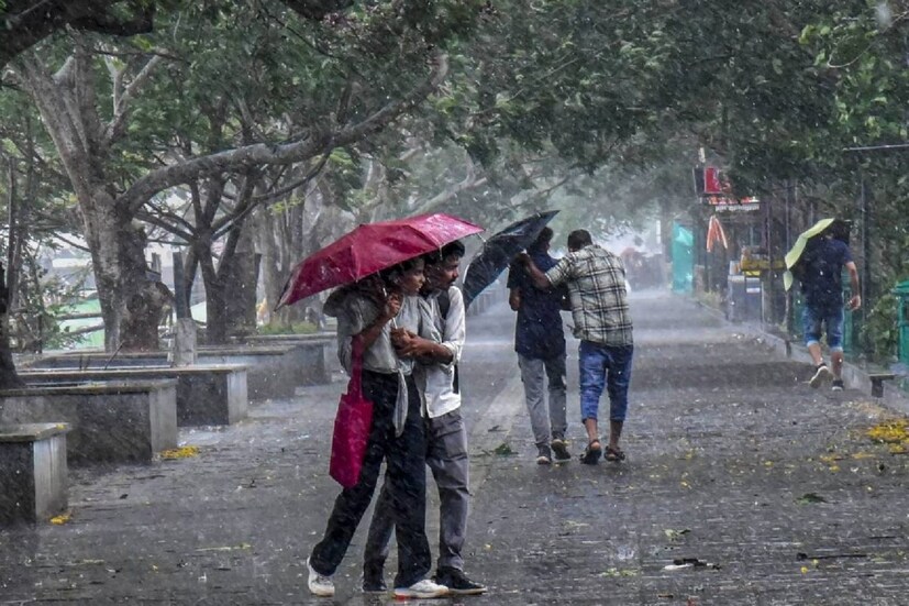  തിരുവനന്തപുരം: സംസ്ഥാനത്ത് ഇന്നും ശക്തമായ മഴ തുടരും. ഒറ്റപ്പെട്ടയിടങ്ങളിൽ ശക്തമായ മഴ പ്രതീക്ഷിക്കാം. 10 ജില്ലകളിൽ യെല്ലോ അലർട്ട് പ്രഖ്യാപിച്ചു. ആലപ്പുഴയിലും എറണാകുളം മുതൽ കാസർകോട് വരെയുള്ള ജില്ലകളിലുമാണ് യെല്ലോ അലർട്ട്. (PTI)