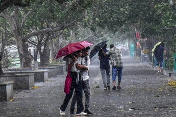 സംസ്ഥാനത്ത് ഇന്നും മഴ ശക്തമായി തുടരും; 10 ജില്ലകളിൽ യെല്ലോ അലർട്ട്, മത്സ്യബന്ധനത്തിന് വിലക്ക് സംസ്ഥാനത്ത് ഇന്നും മഴ ശക്തമായി തുടരും; 10 ജില്ലകളിൽ യെല്ലോ അലർട്ട്, മത്സ്യബന്ധനത്തിന് വിലക്ക്