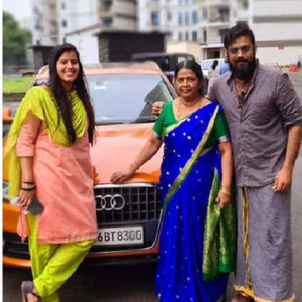  എന്നാൽ ഇപ്പേഴിതാ വികാരനിർഭരമായ വീഡിയോ പങ്കുവച്ചിരിക്കുകയാണ് താരം. ഒരു വര്‍ഷത്തിനു ശേഷം അമ്മയെ കാണാൻ ചെന്നെയിലെ വീട്ടിലെത്തിയ വീഡിയോയാണ് ഇപ്പോൾ വൈറലാക്കുന്നത്.അമ്മയെ വീട്ടിലെത്തി കണ്ടതിന്റെ വീഡിയോ താരം തന്നെയാണ് ഫേസ്ബുക്കിലൂടെ പങ്കുവച്ചത്.