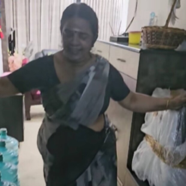  ആശുപത്രിവാസത്തിന് ശേഷം അമ്മ ചെന്താമരയെ സന്ദർശിക്കുന്നത്. ഭാര്യ എലിസബത്തിനൊപ്പമാണ് ബാല അമ്മയെ കാണാനെത്തിയത്. എലിസബത്തിന്റെ യൂട്യൂബ് ചാനലിൽ പ്രസിദ്ധികരിച്ചിട്ടുണ്ട് . ചെല്ലമേ, തങ്കമേ എന്നൊക്കെ വിളിച്ച് തമിഴ്ശൈലിയിൽ ഉഴിഞ്ഞ് വീടിനകത്തേക്ക് സ്വീകരിക്കുന്നതും വീഡിയോയിൽ കാണാം.