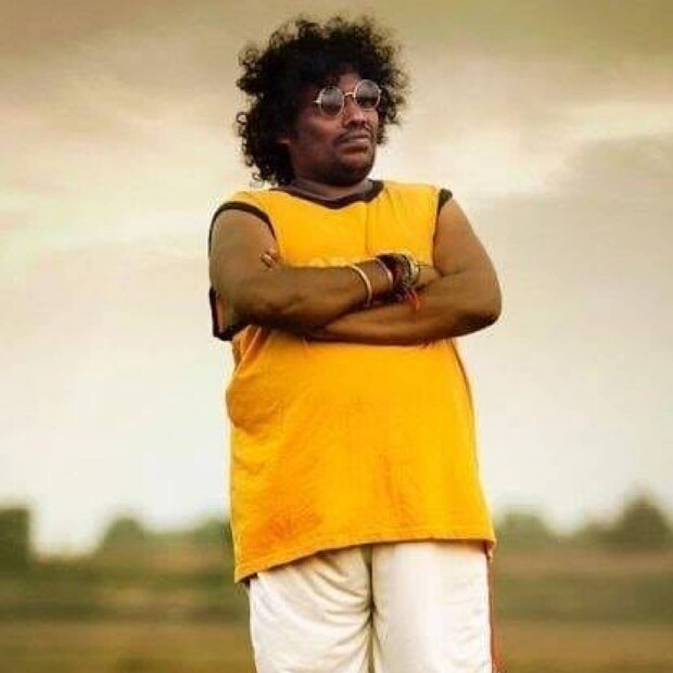  സിനിമയുടെ പ്രൊമോഷൻ പരിപാടിക്കിടെയാണ് നടൻ യോഗി ബാബുവിന്റെ വൈറലായ ചോദ്യം. ഇതിനു ധോണി നൽകിയ മറുപടിയും വൈറലായി. ചെന്നൈ സൂപ്പർ കിങ്സിൽ തന്നെയും കളിപ്പിക്കണമെന്നായിരുന്നു യോഗി ബാബുവിന്റെ ആവശ്യം.