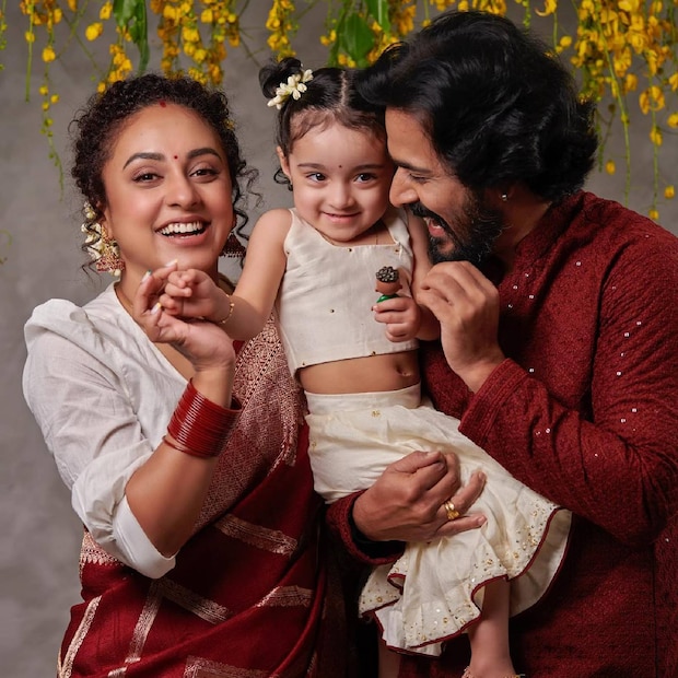  "മനോഹരമായ ഈ വാര്‍ത്ത നിങ്ങളുമായി പങ്കുവെക്കാന്‍ ഞങ്ങള്‍ക്ക് സന്തോഷമുണ്ട്. ഞങ്ങള്‍ രണ്ടാമത്തെ കുഞ്ഞിനായുള്ള കാത്തിരിപ്പിലാണ്. നിങ്ങള്‍ ഏവരുടെയും അനുഗ്രഹം വേണം". മൂന്ന് മാസം ഗര്‍ഭിണിയാണ് താനെന്നും ഹാഷ് ടാഗിലൂടെ പേളി അറിയിച്ചിട്ടുണ്ട്.