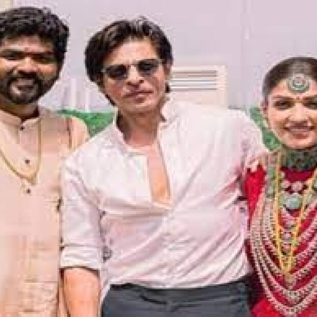  ഷാരൂഖും ആറ്റ്ലിയും ആദ്യമായി ഒരുമിക്കുന്ന ചിത്രത്തിന്റെ ടീസര്‍ അടുത്തിടെ പുറത്തുവിട്ടിരുന്നു. നയൻതാര നായികയാകുന്ന ചിത്രത്തിന്റെ വരവിനായി ആരാധകർ കാത്തുനില്‍ക്കുകയാണ്. താരത്തിന്റെ ഹിന്ദി പ്രവേശനം ആരാധകർക്കിടയിൽ ചർച്ചയായതും ബോളിവുഡിലേയ്ക്ക് ചുവടുവെച്ച നയൻതാരയെ പ്രശംസിച്ച് ർത്താവും സംവിധായകനുമായ വി​ഘ്നേഷ് ശിവൻ എത്തിയതും വാർത്തകളിൽ ഇടം പിടിച്ചിരുന്നു.